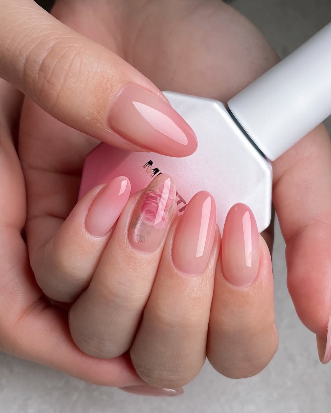 nail_luhwa 게시물 이미지: ⠀⠀⠀⠀
미고딕 로코코로 물먹 시럽 그라데이션네일 하고
포인트로 장미네일...
