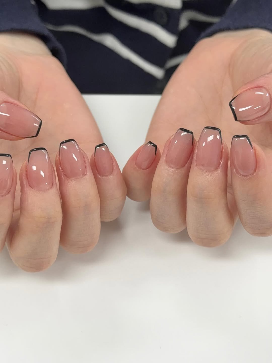 Photo by 네일미뉴 𝗺𝗶𝗻𝗲𝘄 | 안산네일 고잔동네일 in 안산 25시광장. May be an image of one or more people, fingernails and text.