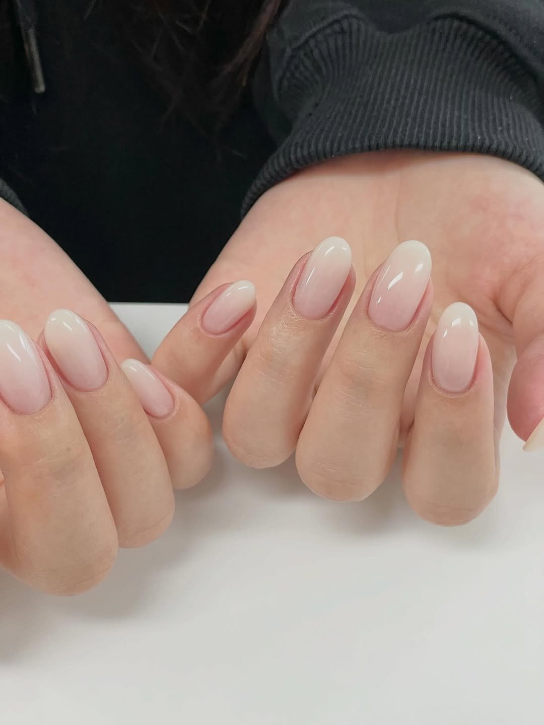 Photo by 네일미뉴 𝗺𝗶𝗻𝗲𝘄 | 안산네일 고잔동네일 in 안산 25시광장 with @fauve_korea. May be an image of one or more people, fingernails and text.