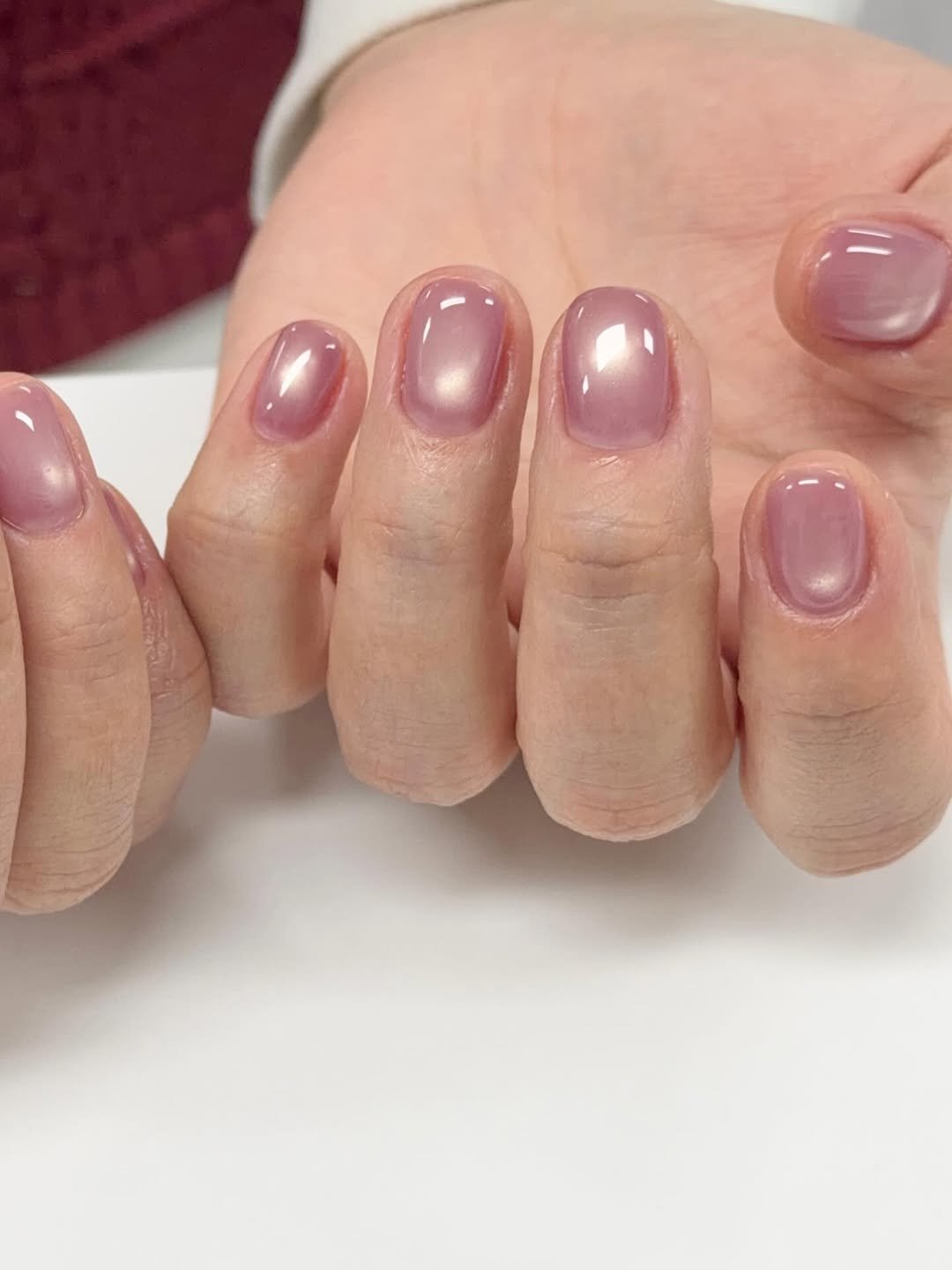 Photo by 네일미뉴 𝗺𝗶𝗻𝗲𝘄 | 안산네일 고잔동네일 in 안산 25시광장 with @rozyhip_official. May be an image of one or more people, fingernails and text.