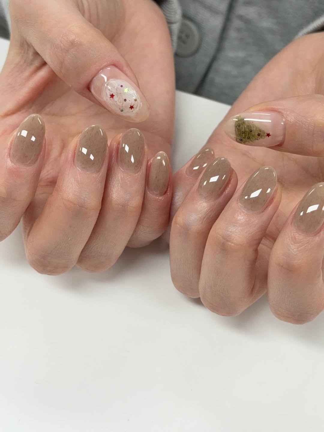 Photo by 네일미뉴 𝗺𝗶𝗻𝗲𝘄 | 안산네일 고잔동네일 in 안산 25시광장 with @moregelofficial. May be an image of one or more people, fingernails and text.