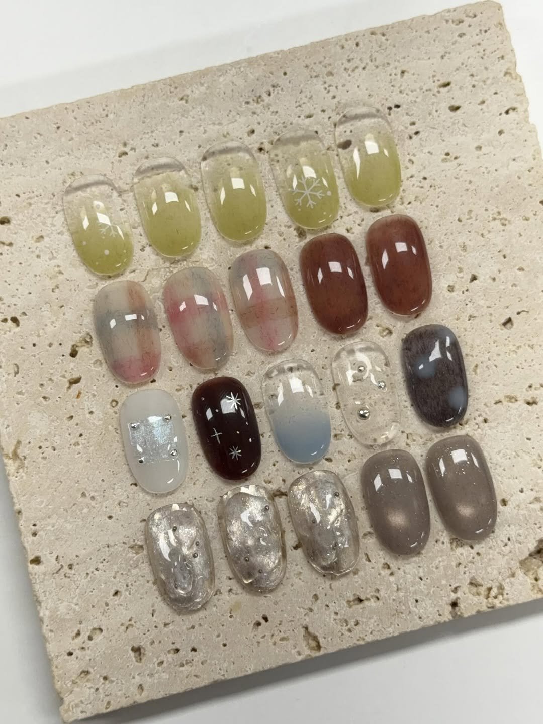 Photo by 네일미뉴 𝗺𝗶𝗻𝗲𝘄 | 안산네일 고잔동네일 in 안산 25시광장. May be an image of one or more people, fingernails and text.