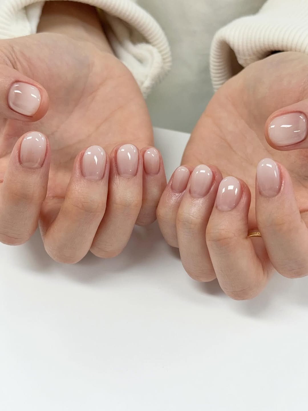 Photo by 네일미뉴 𝗺𝗶𝗻𝗲𝘄 | 안산네일 고잔동네일 in 안산 25시광장. May be an image of one or more people, fingernails and text.