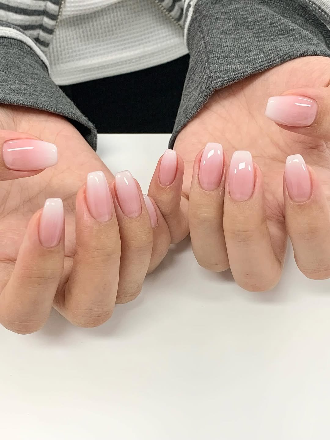 Photo by 네일미뉴 𝗺𝗶𝗻𝗲𝘄 | 안산네일 고잔동네일 in 안산 25시광장. May be an image of 1 person, fingernails and text.