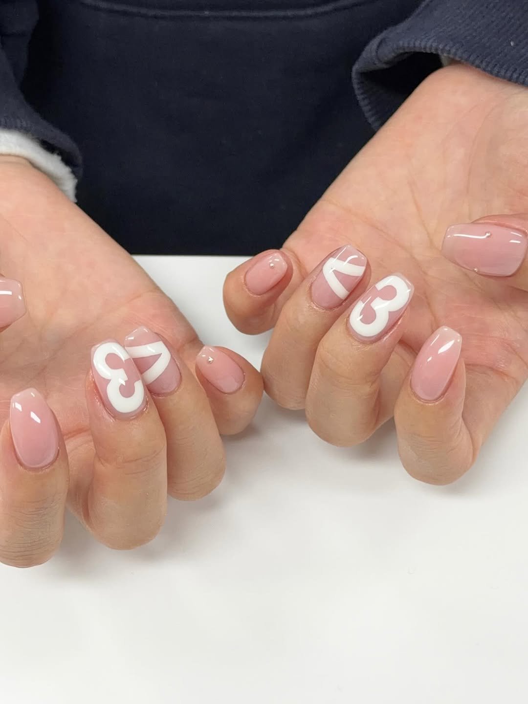 Photo by 네일미뉴 𝗺𝗶𝗻𝗲𝘄 | 안산네일 고잔동네일 in 안산 25시광장 with @fauve_korea. May be an image of one or more people, fingernails, heart and text.