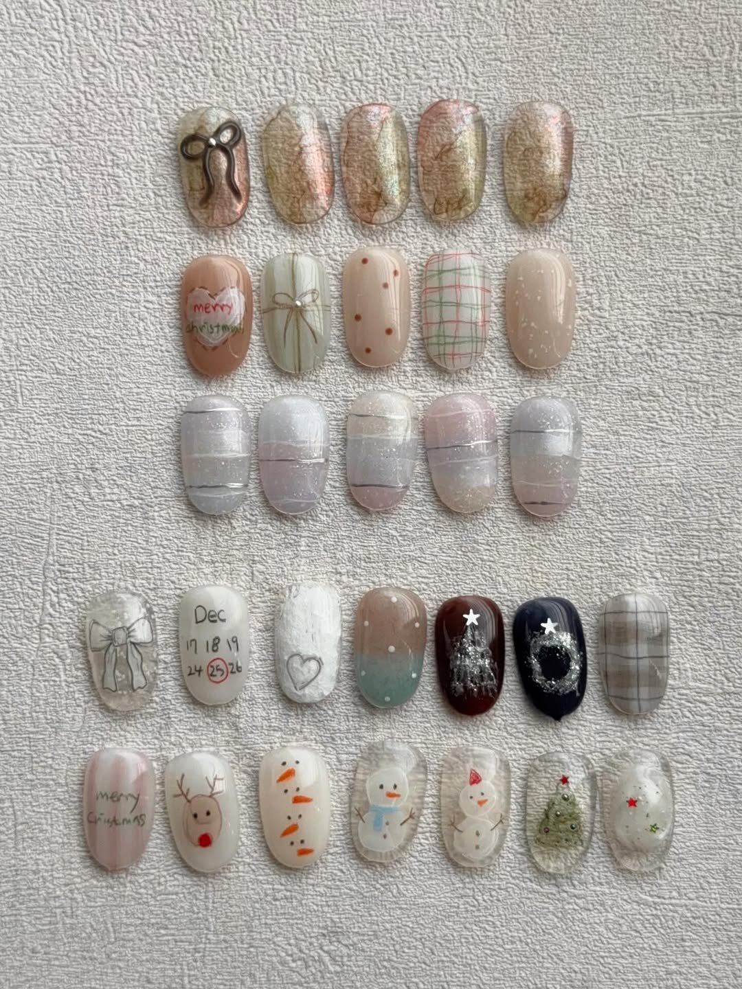 Photo by 네일미뉴 𝗺𝗶𝗻𝗲𝘄 | 안산네일 고잔동네일 in 안산 25시광장. May be an image of one or more people, fingernails, gingerbread cookie, snowman and text.