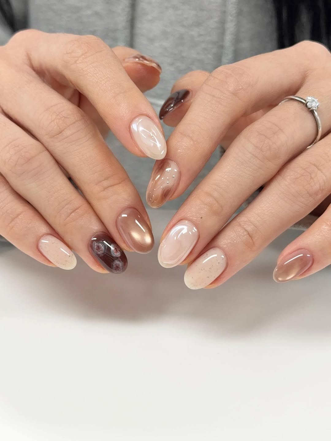 Photo by 네일미뉴 𝗺𝗶𝗻𝗲𝘄 | 안산네일 고잔동네일 in 안산 25시광장. May be an image of one or more people, fingernails and text.