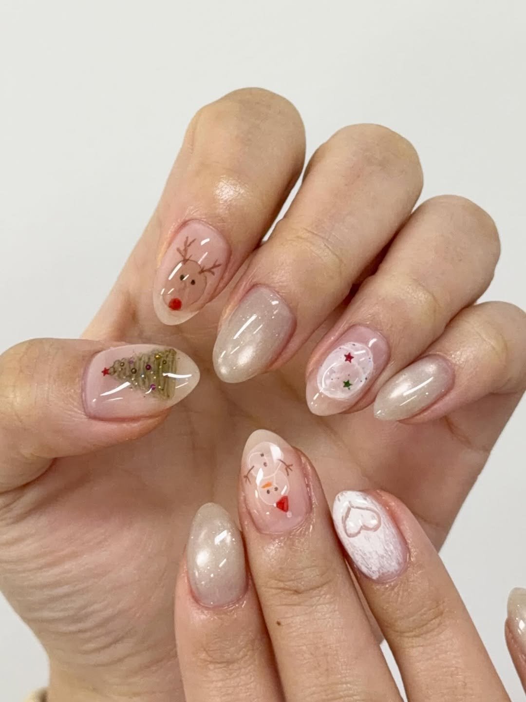 Photo by 네일미뉴 𝗺𝗶𝗻𝗲𝘄 | 안산네일 고잔동네일 in 안산 25시광장 with @reveinnail_korea. May be an image of one or more people, fingernails and text.