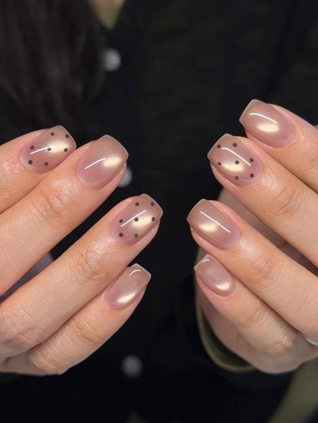 Photo by 네일미뉴 𝗺𝗶𝗻𝗲𝘄 | 안산네일 고잔동네일 in 안산 25시광장 with @gentlepink_official. May be an image of one or more people, fingernails and text.