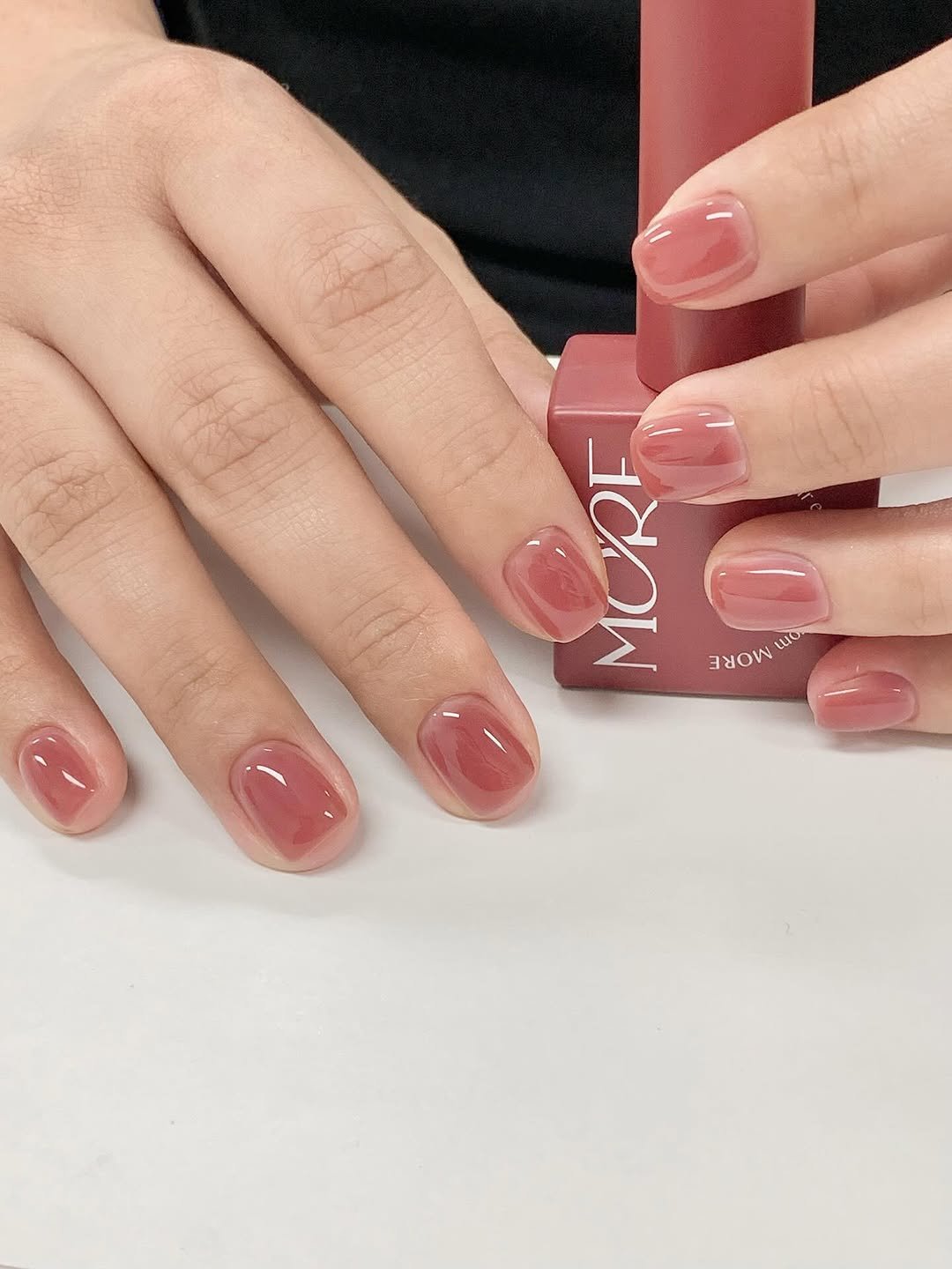 Photo by 네일미뉴 𝗺𝗶𝗻𝗲𝘄 | 안산네일 고잔동네일 in 안산 25시광장 with @moregelofficial. May be an image of one or more people, fingernails and text that says 'Si IdOw uo 니화 OW'.