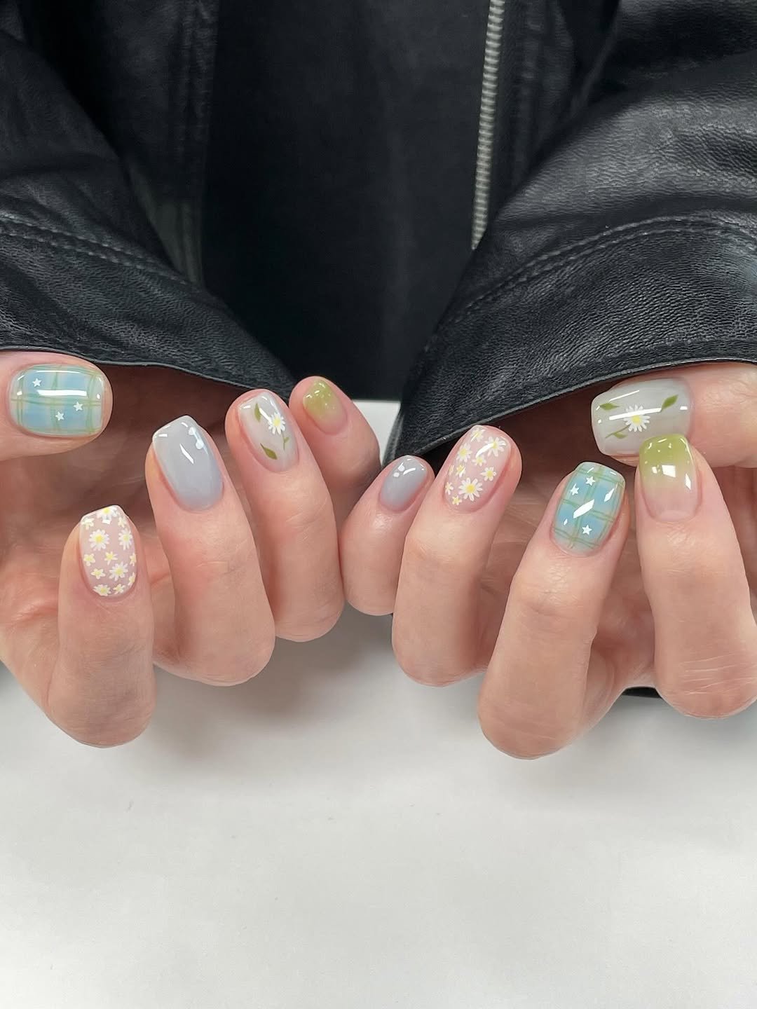 Photo by 네일미뉴 𝗺𝗶𝗻𝗲𝘄 | 안산네일 고잔동네일 in 안산 25시광장. May be an image of one or more people, fingernails and text.