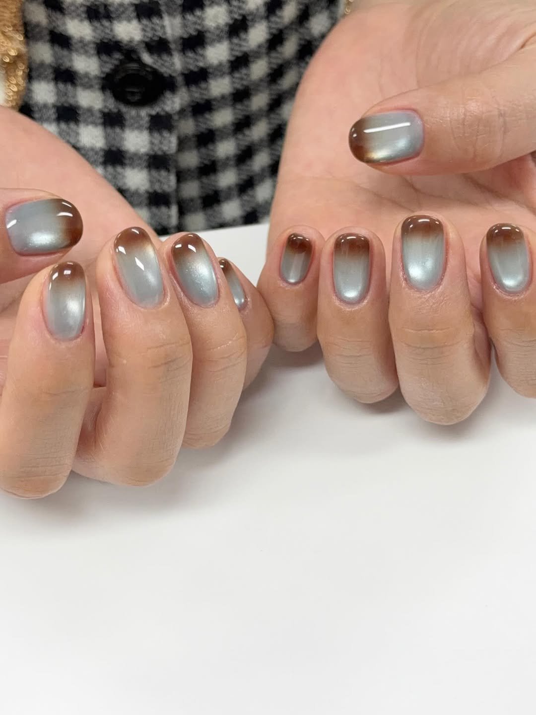 Photo by 네일미뉴 𝗺𝗶𝗻𝗲𝘄 | 안산네일 고잔동네일 in 안산 25시광장 with @rozyhip_official. May be an image of one or more people, fingernails and text.