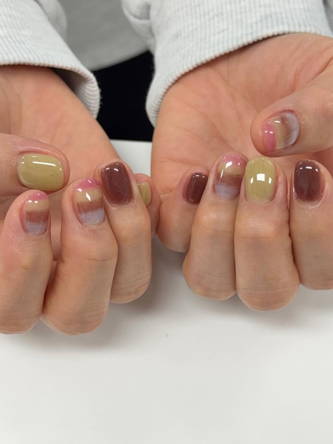 Photo by 네일미뉴 𝗺𝗶𝗻𝗲𝘄 | 안산네일 고잔동네일 in 안산 25시광장 with @moregelofficial. May be an image of one or more people, fingernails and text.