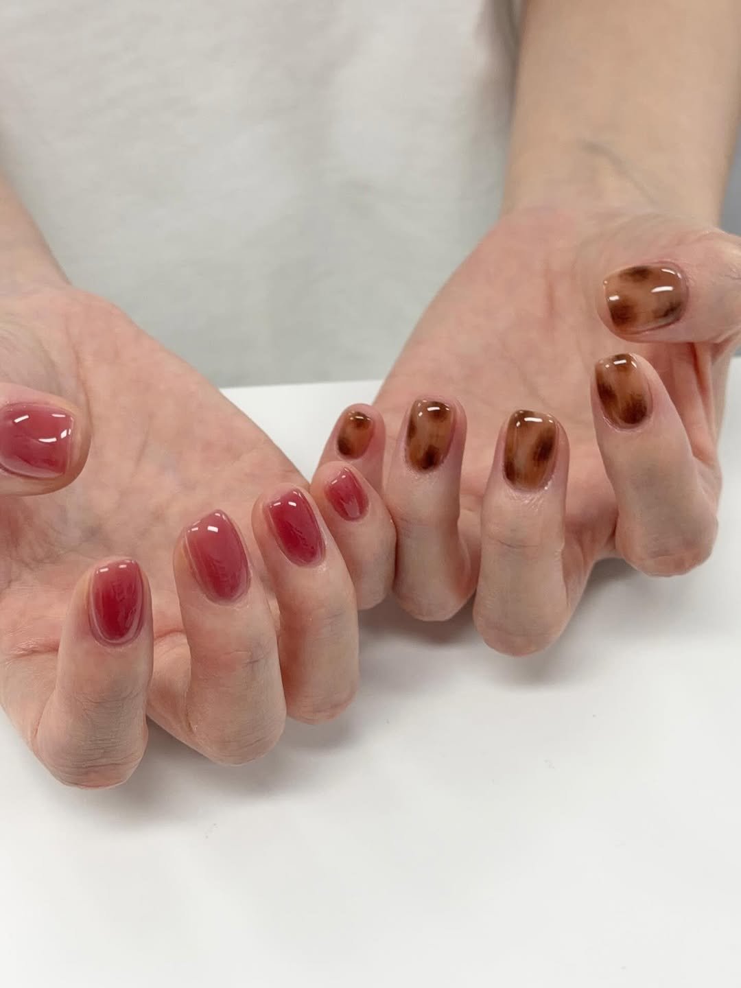 Photo by 네일미뉴 𝗺𝗶𝗻𝗲𝘄 | 안산네일 고잔동네일 in 안산 25시광장. May be an image of one or more people, fingernails and text.