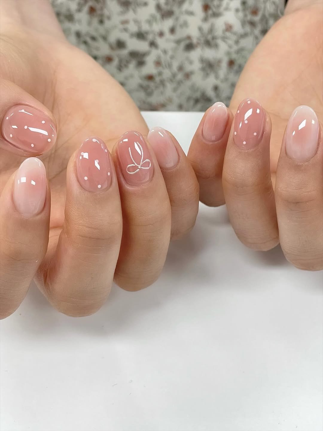 Photo by 네일미뉴 𝗺𝗶𝗻𝗲𝘄 | 안산네일 고잔동네일 in 안산 25시광장 with @bonoir_official. May be an image of one or more people, fingernails and text.