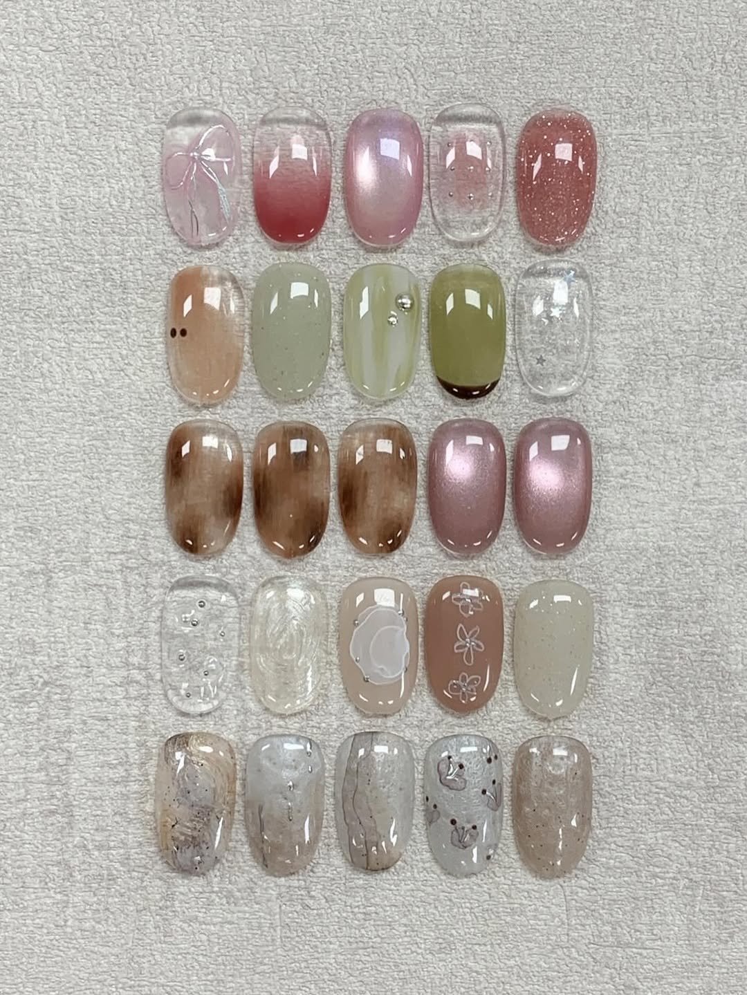 Photo by 네일미뉴 𝗺𝗶𝗻𝗲𝘄 | 안산네일 고잔동네일 in 안산 25시광장. May be an image of one or more people, fingernails and text.
