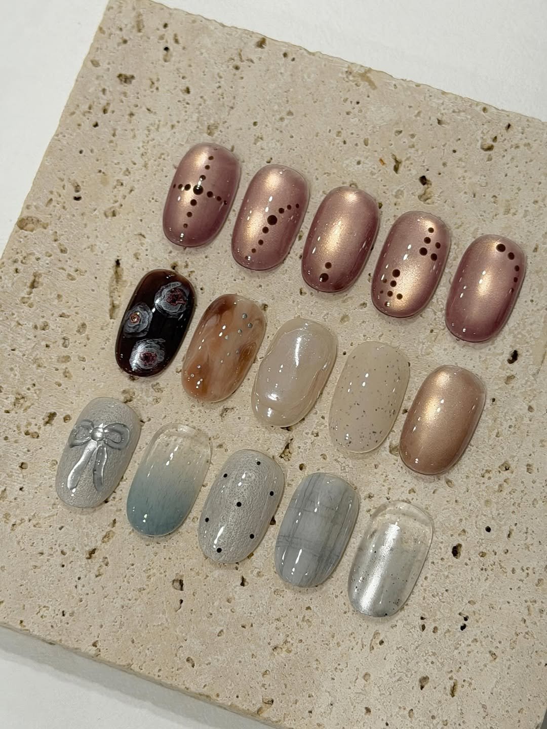 Photo by 네일미뉴 𝗺𝗶𝗻𝗲𝘄 | 안산네일 고잔동네일 in 안산 25시광장. May be an image of one or more people, fingernails and text.