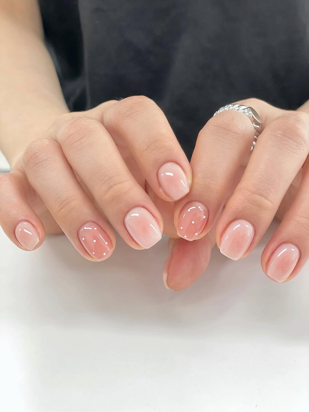 Photo by 네일미뉴 𝗺𝗶𝗻𝗲𝘄 | 안산네일 고잔동네일 in 안산 25시광장 with @bonoir_official. May be an image of one or more people, fingernails and text.