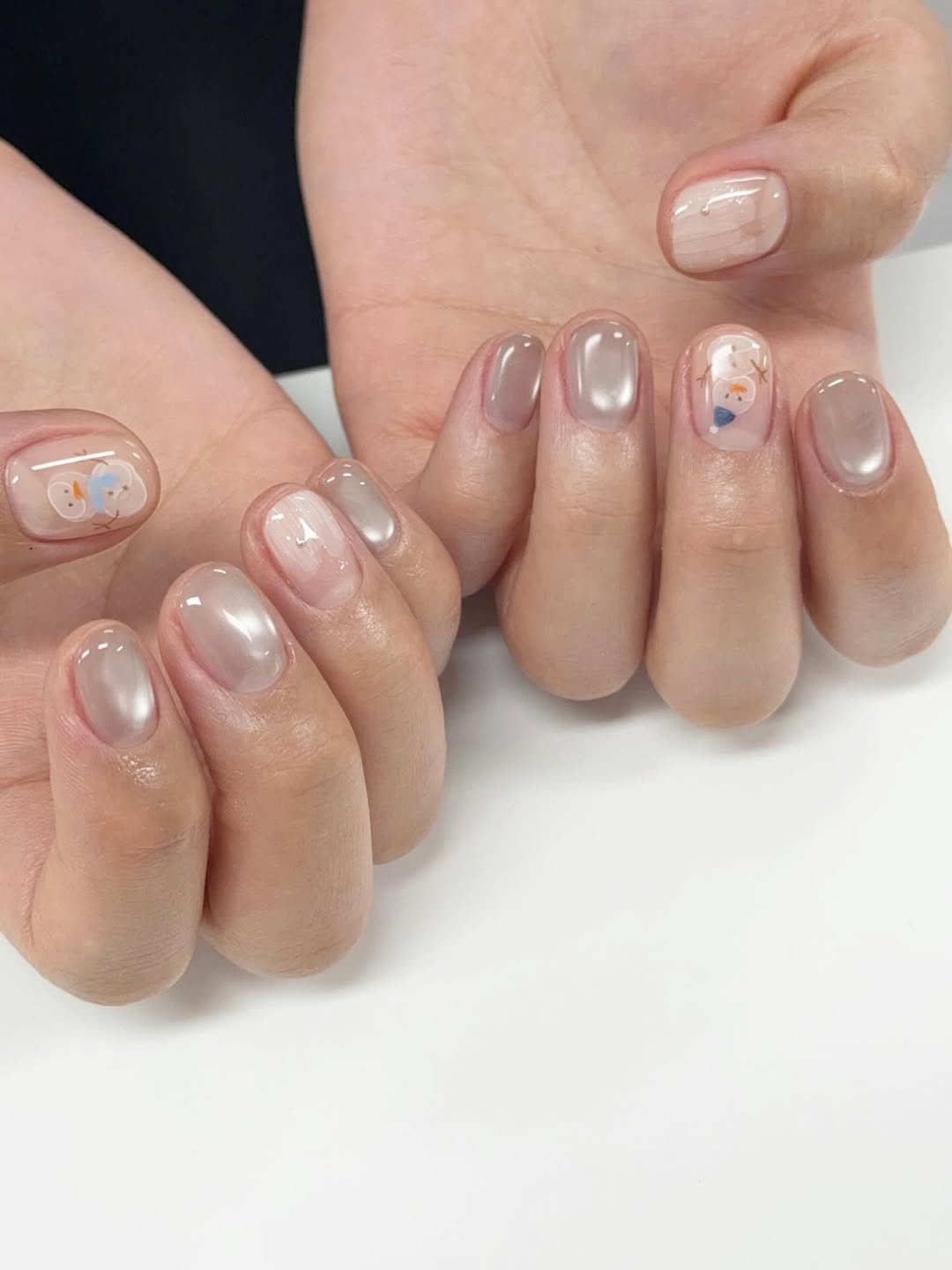 Photo by 네일미뉴 𝗺𝗶𝗻𝗲𝘄 | 안산네일 고잔동네일 in 안산 25시광장 with @moregelofficial. May be an image of one or more people, fingernails and text.