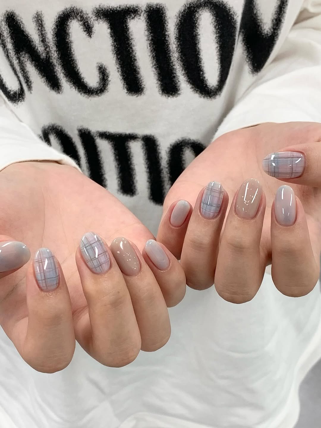 Photo by 네일미뉴 𝗺𝗶𝗻𝗲𝘄 | 안산네일 고잔동네일 on October 03, 2025. May be an image of 1 person, fingernails and text.