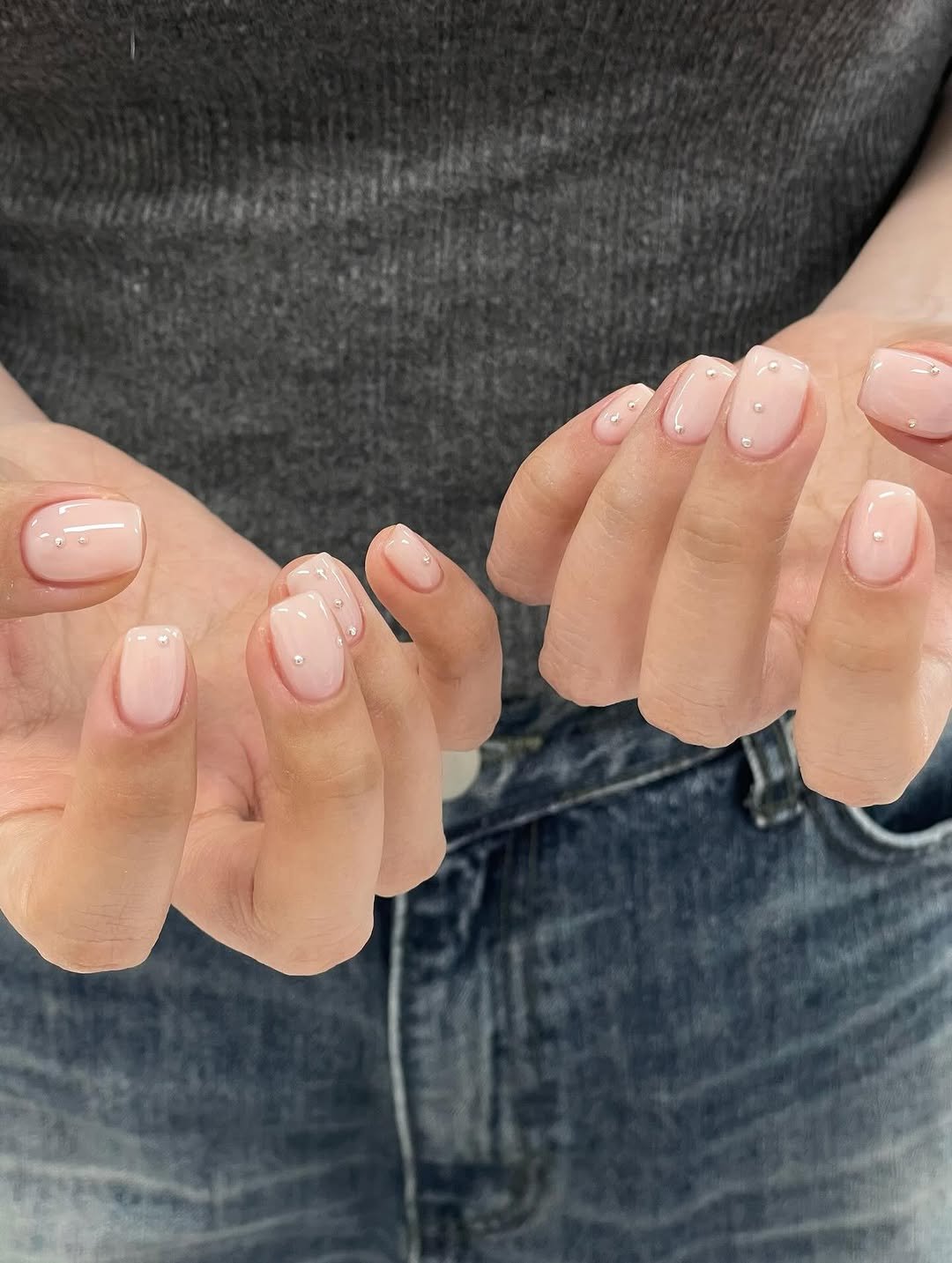 Photo by 네일미뉴 𝗺𝗶𝗻𝗲𝘄 | 안산네일 고잔동네일 in 안산 25시광장 with @nekogel_official. May be an image of one or more people, fingernails and text.