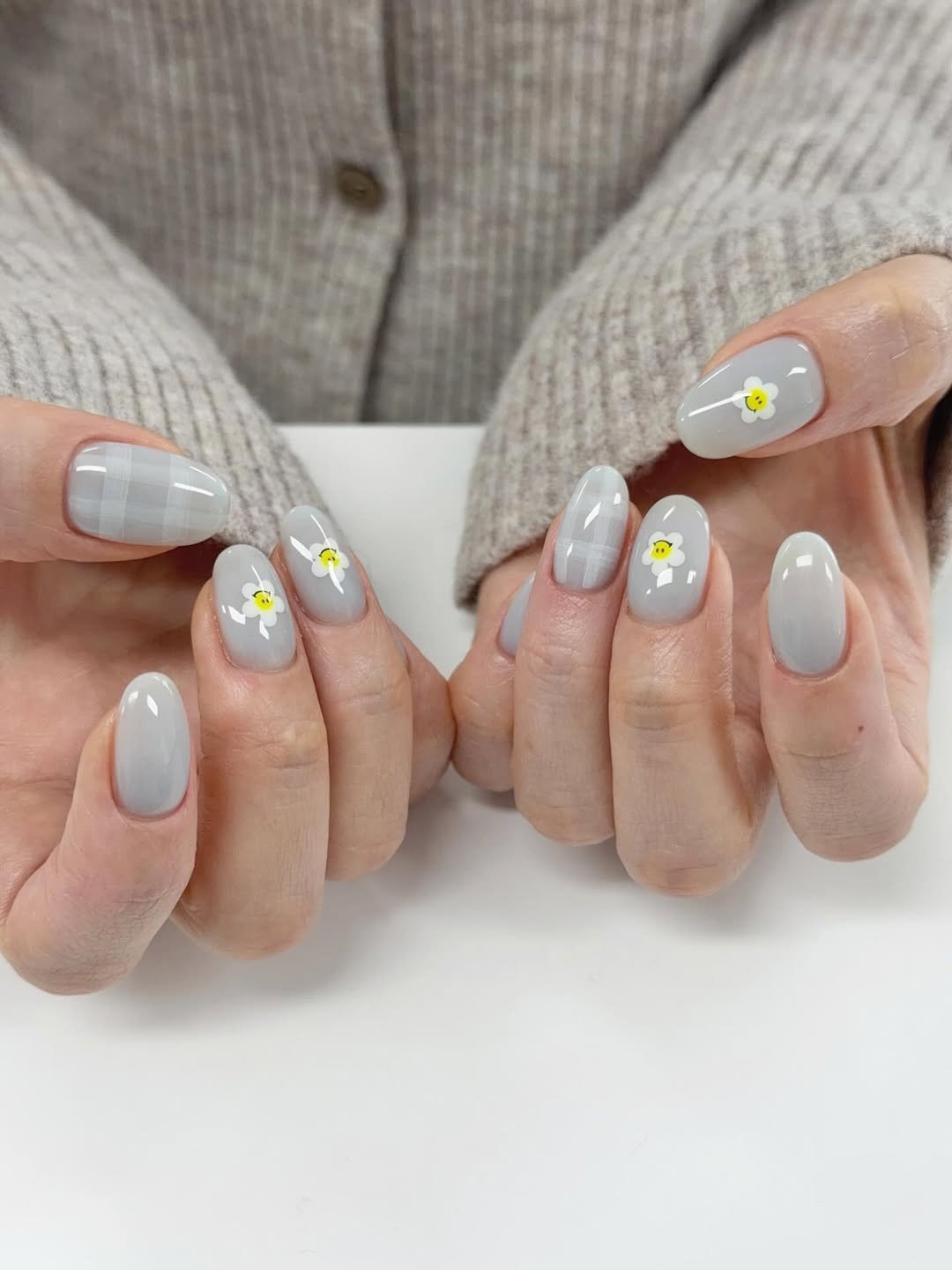 Photo by 네일미뉴 𝗺𝗶𝗻𝗲𝘄 | 안산네일 고잔동네일 in 안산 25시광장 with @nekogel_official. May be an image of one or more people, fingernails and text.