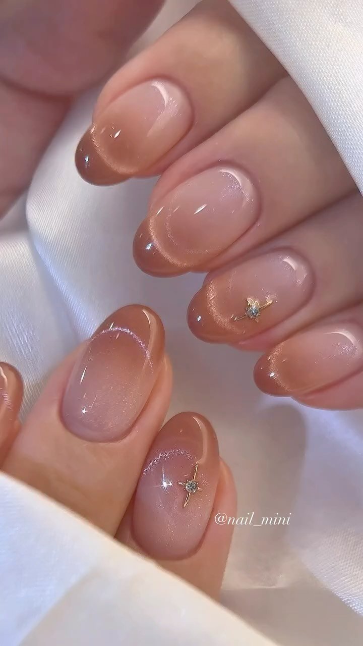 nail_mini 게시물 이미지: 요즘 하루 세번은 하는 
그라데이션 위에 자석 프렌치이 🤎🍁

그라젤,자석젤...