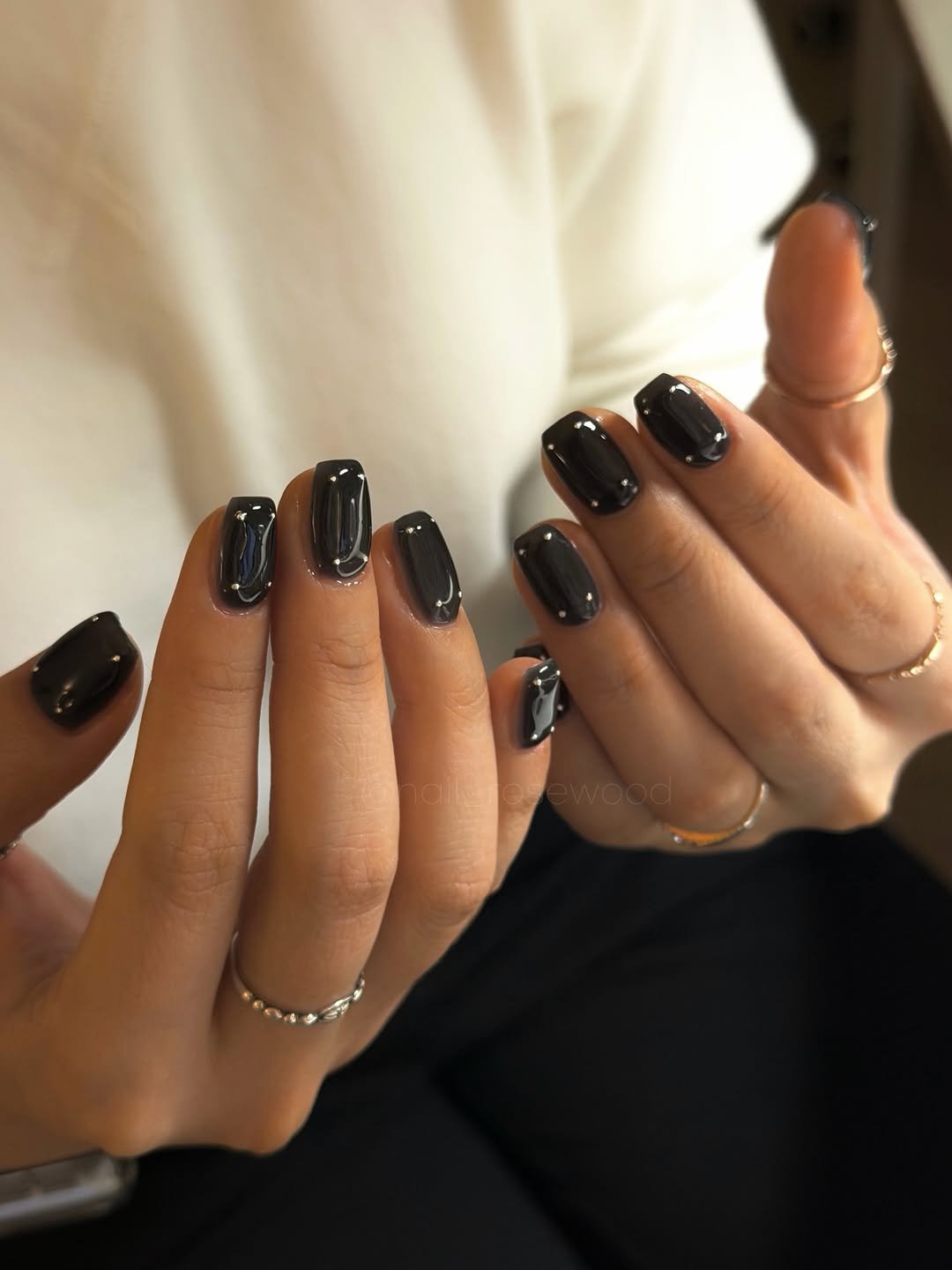 Photo by 네일로즈우드 🌹 문정동네일 송파네일 잠실네일 장지역네일 위례네일 시저케어 웨딩네일 in Seoul, Korea with @nail_rosewood. May be an image of one or more people, fingernails and text.