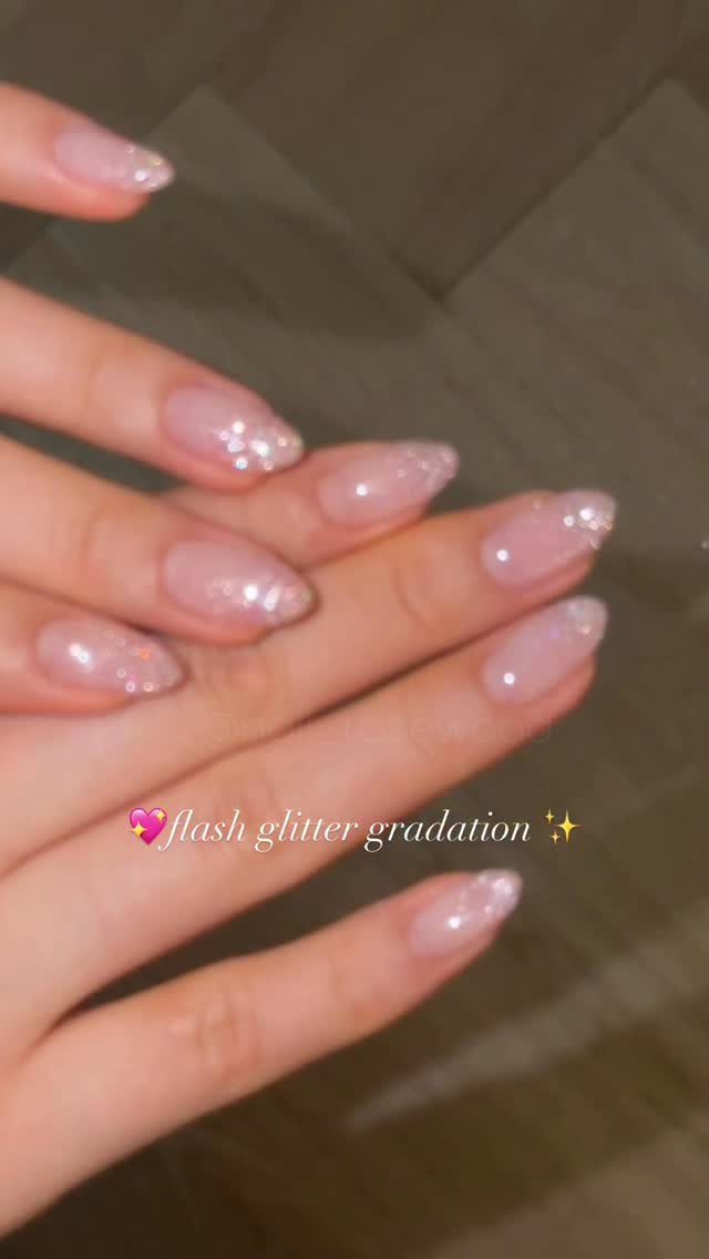 nail_rosewood 게시물 이미지: flash glitter gradation ✨💖🌹

.
.
.
3월 글리터그라...
