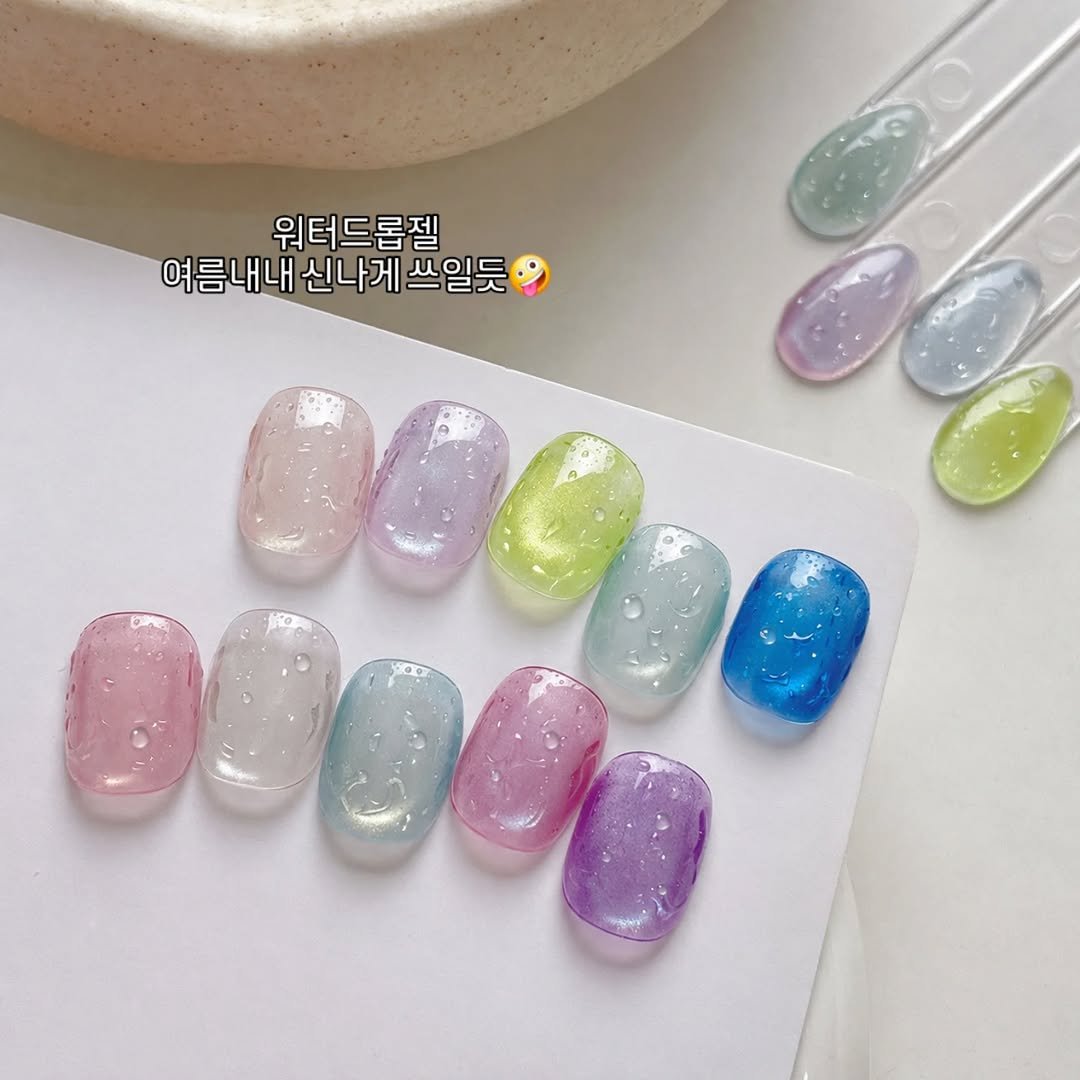Photo by 가성비 네일재료 맛집❤ 네일은재료빨 on April 27, 2026. May be an image of one or more people, fingernails and text that says '워터드론젤 여름내내 신나게 름내내신나게쓰일듯 쓰일듯'.