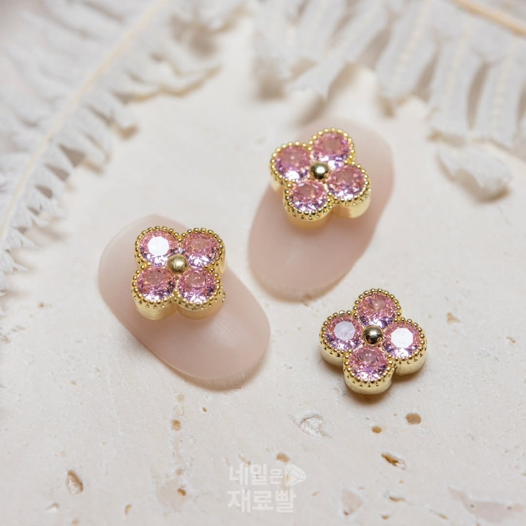 Photo by 가성비 네일재료 맛집❤ 네일은재료빨 on September 30, 2025. May be an image of jewelry, hairpin and text that says '8 네입은행 재료빨'.