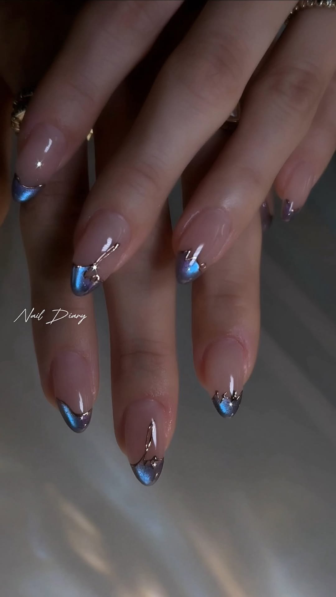 naildiary0 게시물 이미지: LOVE 블루오로라 감각적 프렌치
💙
빛에따라 달라지는 오로라
디테일한 드로잉...