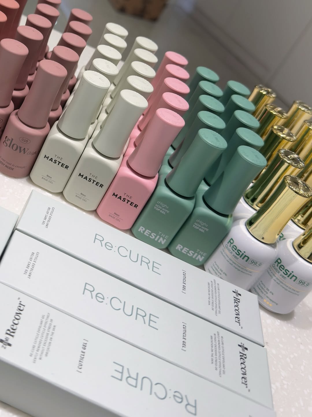 Photo shared by 네일다이어리 on December 01, 2025 tagging @izemikorea. May be an image of one or more people, makeup, fingernails, cosmetics, hand cream and text.