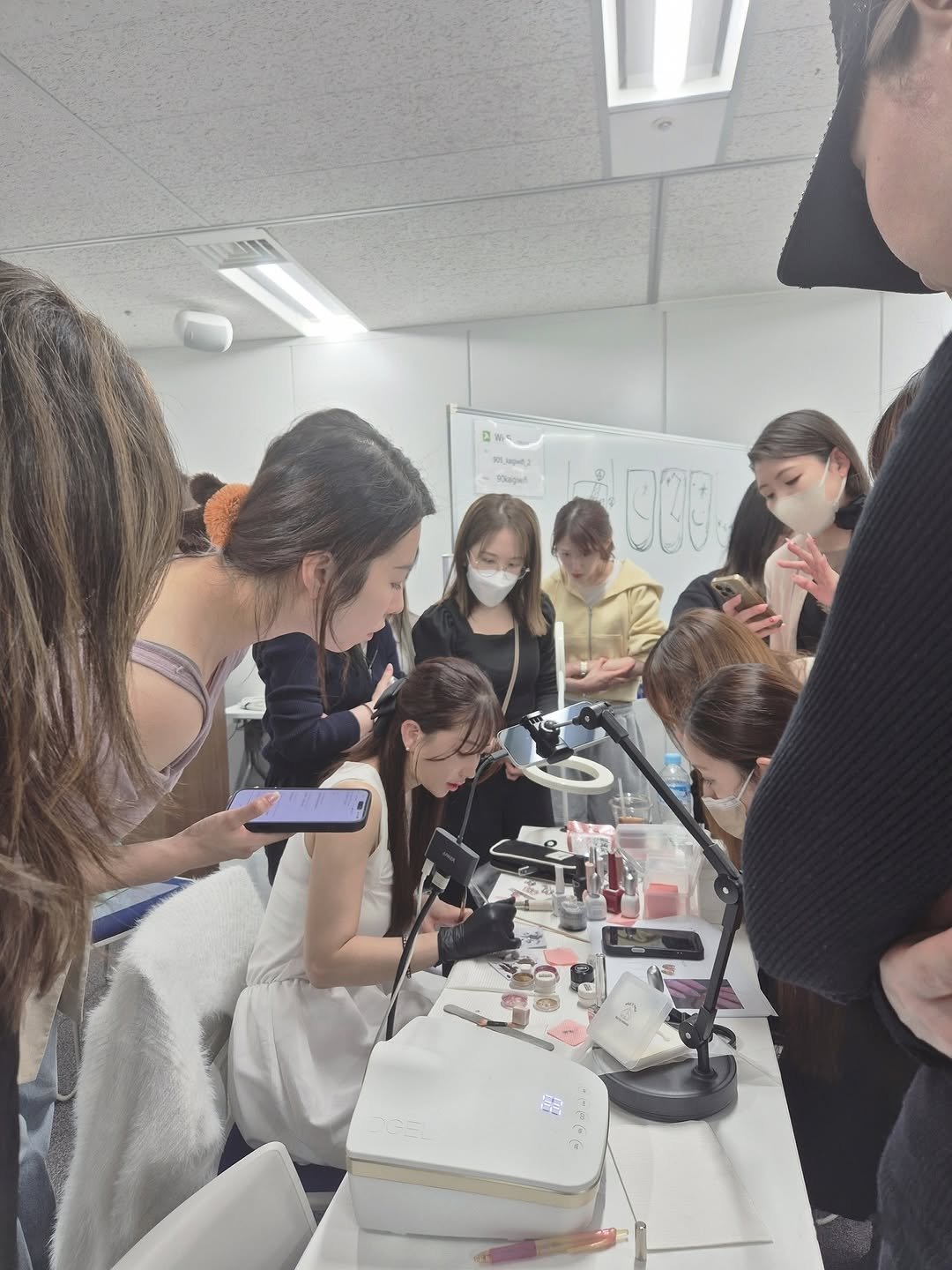 Photo shared by 네일다이어리 on April 26, 2026 tagging @jayden_seo_x, @dgel_korea, @mii.kr_official, and @mii.kr.seminar_official. May be an image of one or more people, fingernails, people studying, microscope and text.