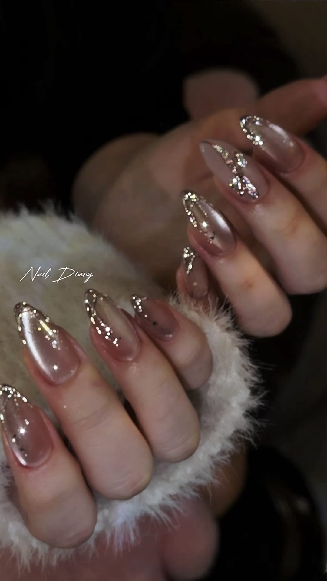 naildiary0 게시물 이미지: 리얼실버 & 리본🩶
넘 잘어울려 
 라인의 메탈광택을 살려주는
영롱 베이지...