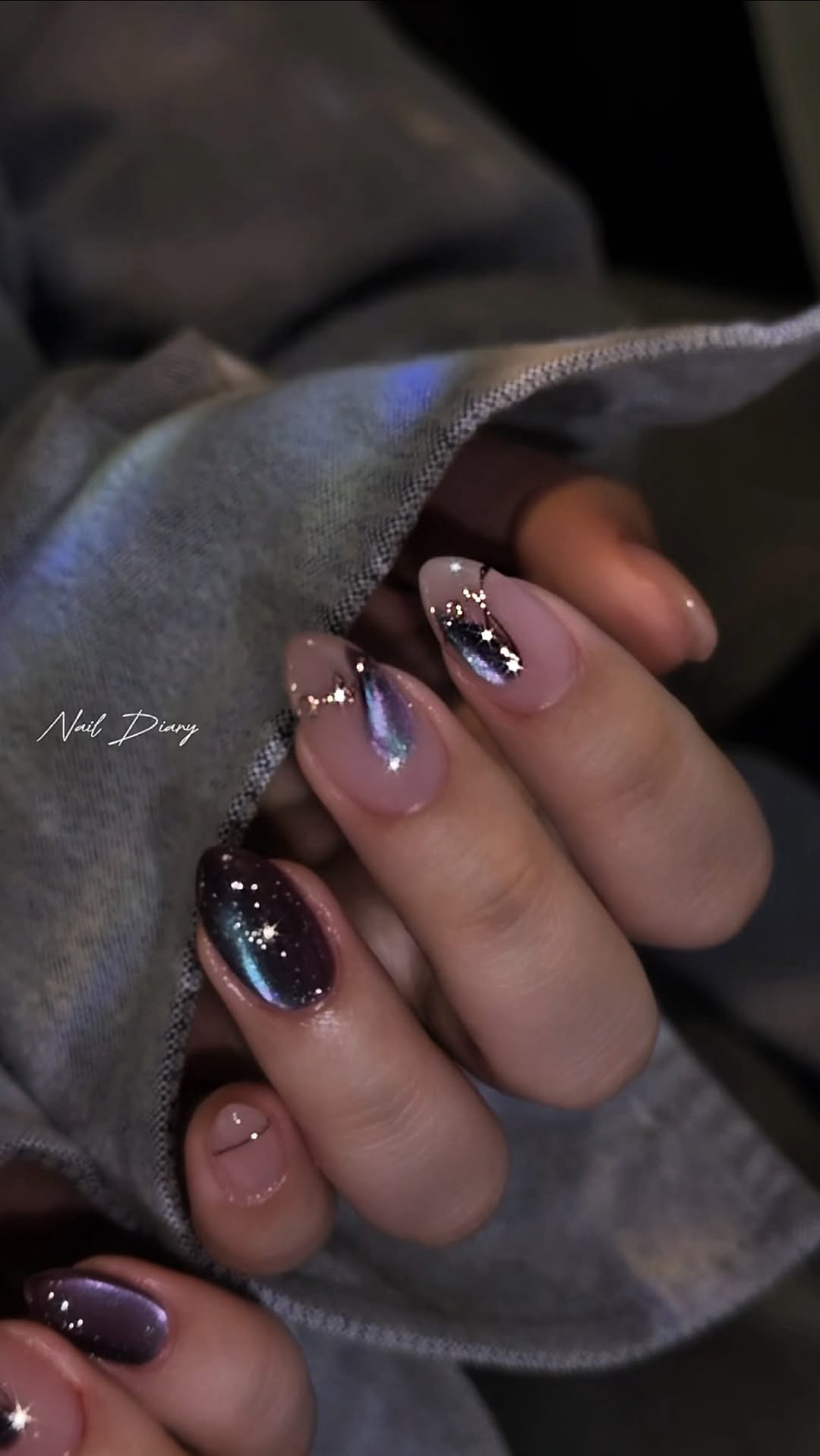 naildiary0 게시물 이미지: 신비로운 색감과 드로잉 레터링
입체감과 광택이...
