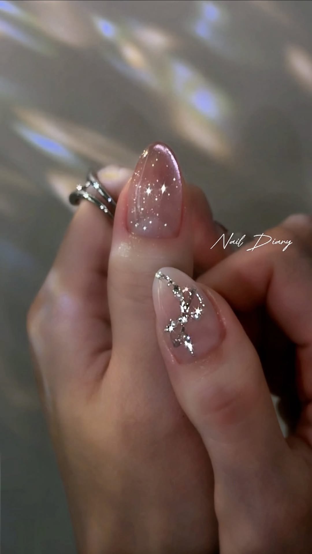 naildiary0 게시물 이미지: 반짝이는 리본에 반해버릴꺼야아
🤍✨

#이달의아트
📍이달의 아트는 샵에서 보실수...