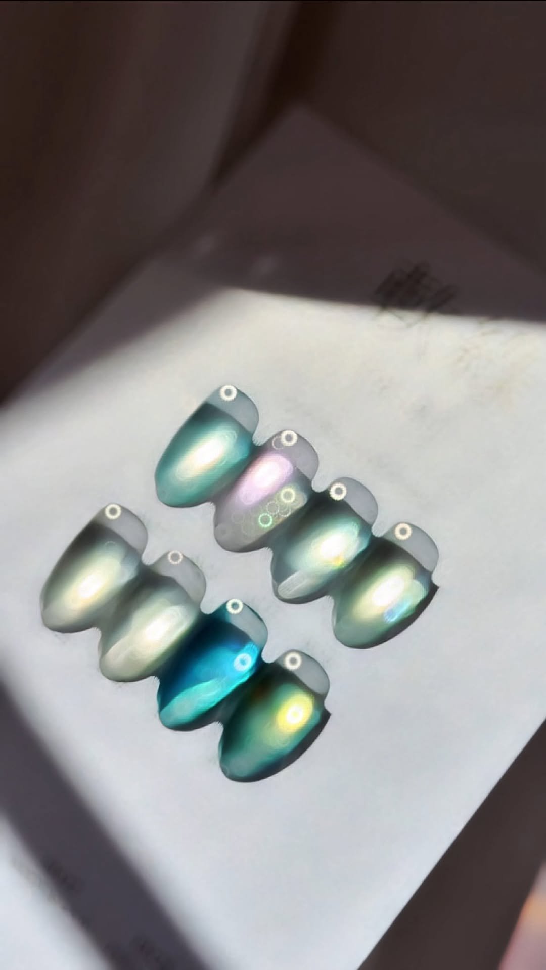 naildiary0 게시물 이미지: 신비로운 연록 , 
영롱한 반짝임🌿

여름 감성 가득 
넘 청량하고 이뻐요

빛...