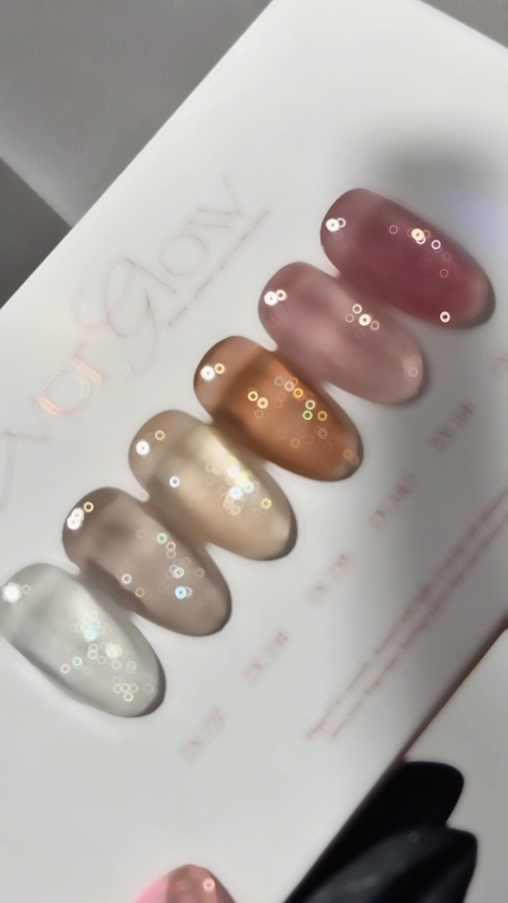 naildiary0 게시물 이미지: 은은하게 반짝이는 시럽 글리터✨
맑은 컬러감이라 
손이 깨끗해 보이고,
빛 받을...