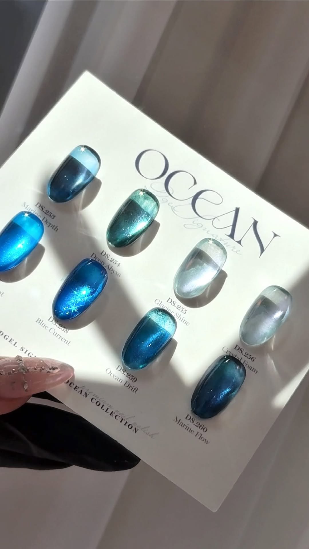 naildiary0 게시물 이미지: 빛을 머금은 바다 🌊

움직일 때마다 달라지는 반짝임과
깊은 블루가 매력적인 오션...