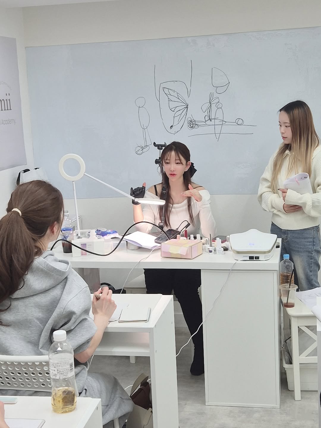 Photo shared by 네일다이어리 on January 25, 2026 tagging @dgel_korea, @mii.kr_official, and @mii.kr.seminar_official. May be an image of one or more people, fingernails, makeup and text.