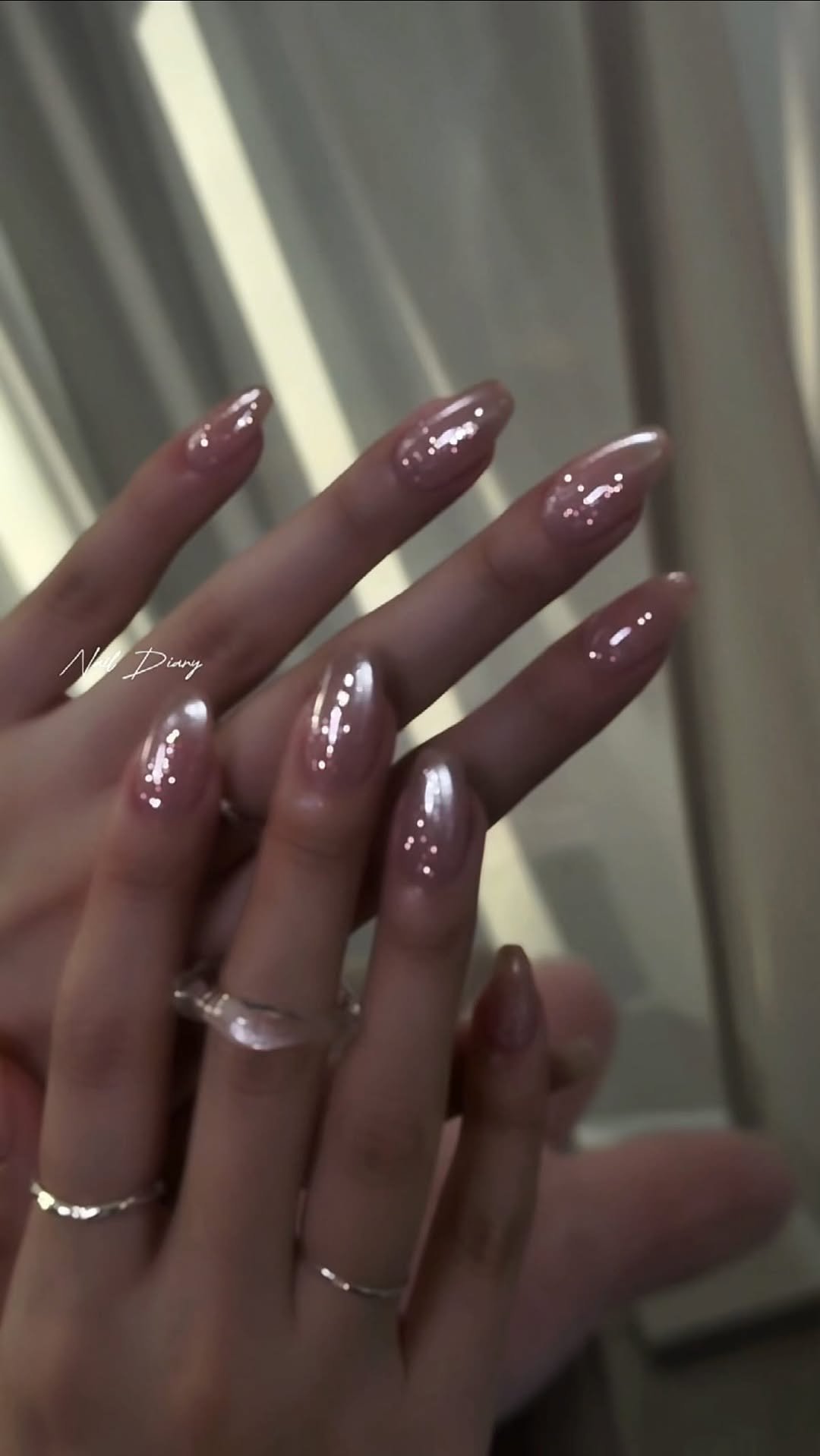 naildiary0 게시물 이미지: 빛을 머금은 반사글리터✨
맑은 유리알실버
실물 영롱의 끝

#이달의아트
📍이달의...