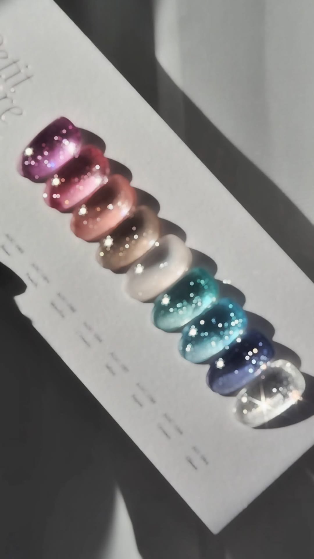 naildiary0 게시물 이미지: 햇빛 아래 두면 그냥 끝남…✨
미세 반사 글리터가 
빛을 쪼개서 뿌려주는...