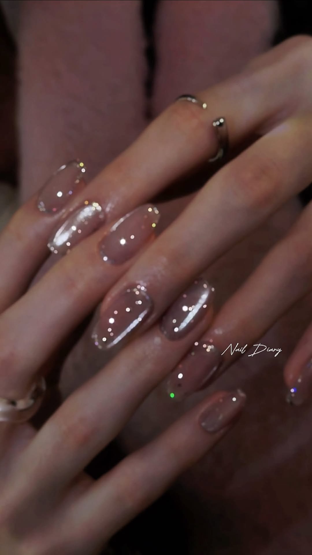 naildiary0 게시물 이미지: 예쁜 입자가 들어있는 영롱실버와
반짝반짝 테두리 펄라인✨

#이달의아트
📍이달의...