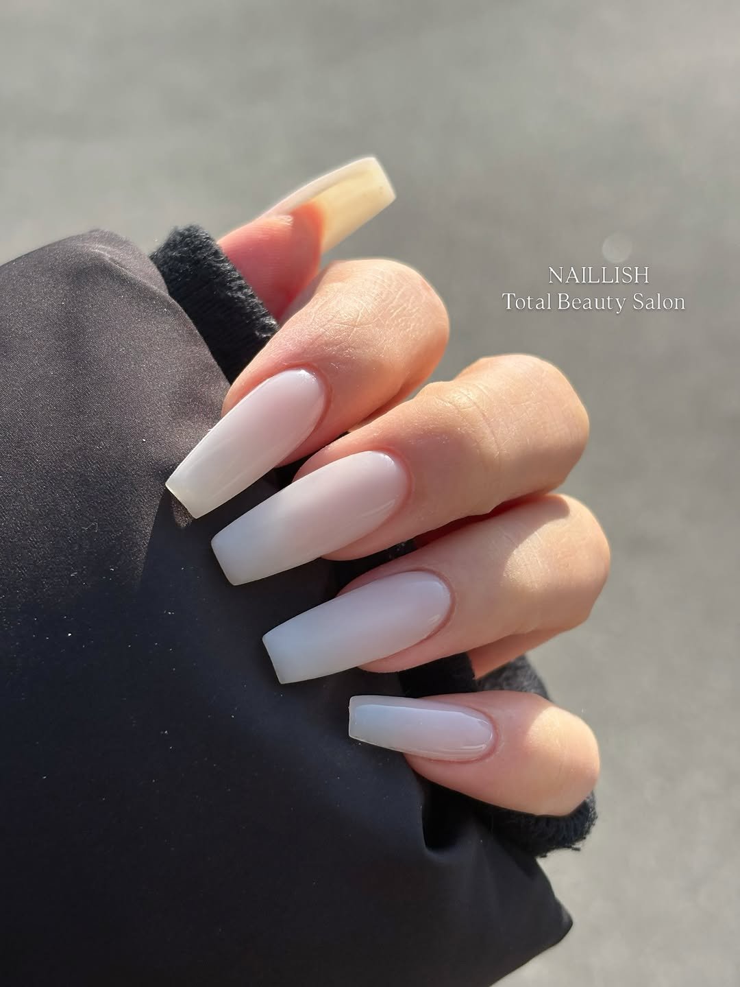 Photo by 네일리쉬[일산네일• 라페스타네일•장항동네일] in 일산라페스타. May be an image of one or more people, fingernails and text that says 'NAILLISH Total Beaut TotalBeautySalon Salon'.