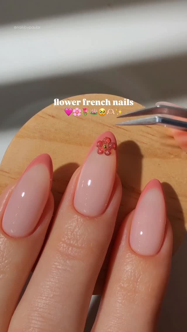 nailsbypaular 게시물 이미지: flower french nails! 🩷🌸🌷✨
a super easy flower...