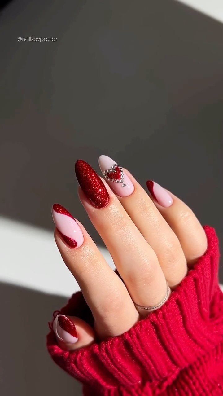 nailsbypaular 게시물 이미지: sparkly heart nails! ❤️❣️💋✨
a very sparkly and...