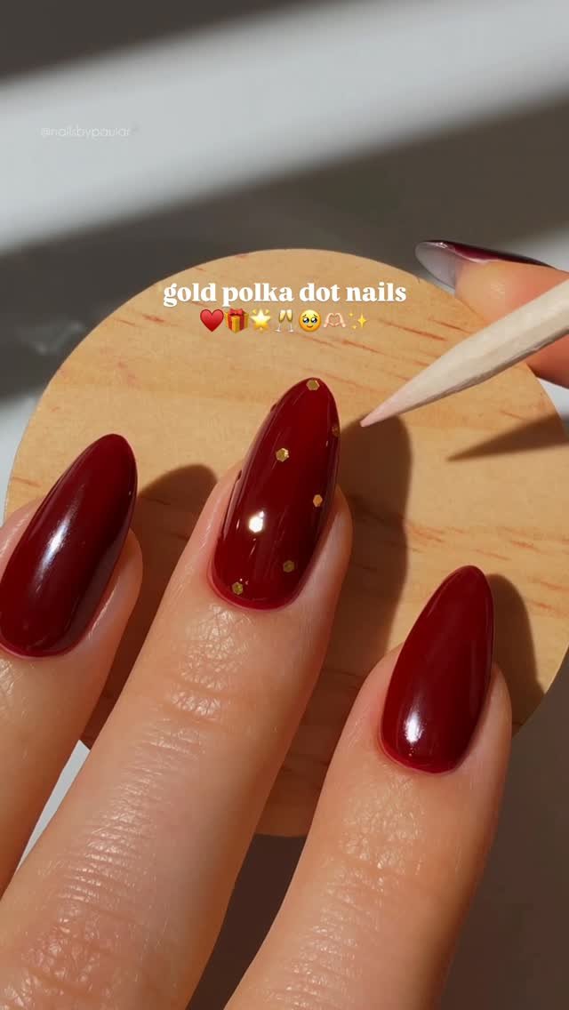 nailsbypaular 게시물 이미지: gold polka-dot nails! ♥️🌟✨
a very festive...