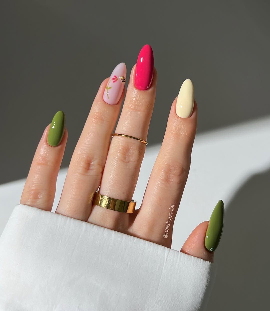 Photo shared by Paula 💅🏻🌙💗 on April 27, 2026 tagging @melodysusienails. May be an image of one or more people, fingernails and text.