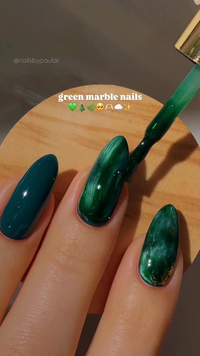 nailsbypaular 게시물 이미지: green marble nails! 💚🎄✨
the easiest &...